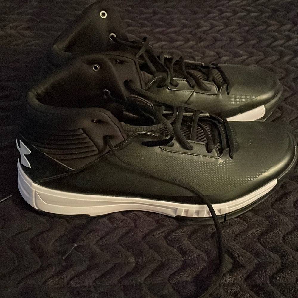Men’s size 12 Under Armour Basketball Sneakers